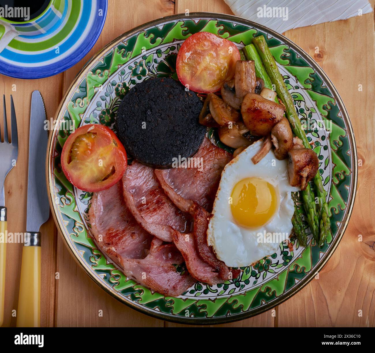 Traditionelles englisches Frühstück, das von oben geschossen wurde. Stockfoto