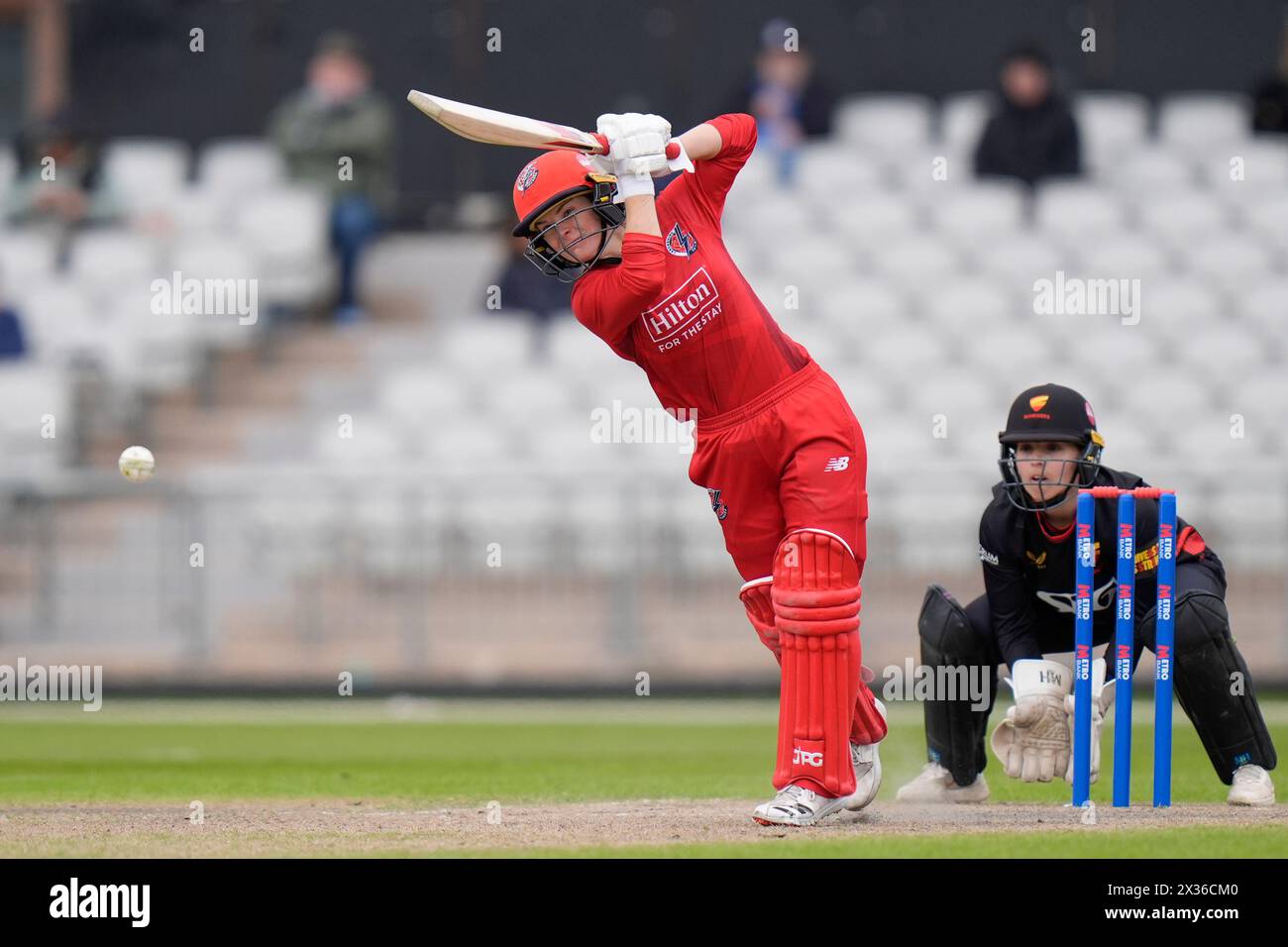 24. April 2024; Emirates Old Trafford, Manchester, England: Rachael Heyhoe Flint Trophy Cricket, Lancashire Thunder V Sunrisers; Katie Mack von North West Thunder spielt eine Fahrt Stockfoto