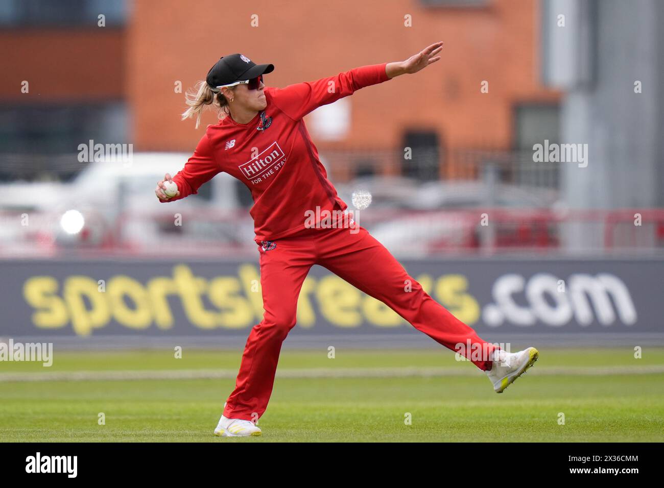 24. April 2024; Emirates Old Trafford, Manchester, England: Rachael Heyhoe Flint Trophy Cricket, Lancashire Thunder gegen Sunrisers; Phoebe Graham von North West Thunder spielt den Ball Stockfoto