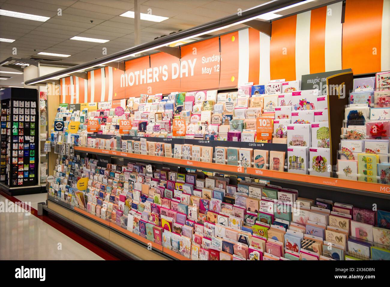 Foto eines Grußkartenschilds zum Muttertag und Ausstellungsbereich in einem Target-Geschäft. Stockfoto