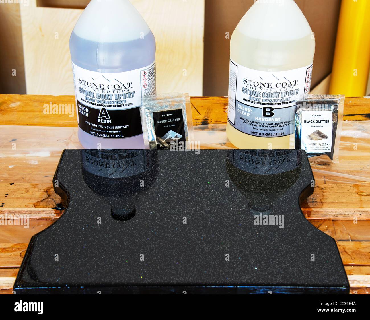 Bautheke aus 1/2 Sperrholz- und Steinbeschichtung-Epoxid mit schwarzen Galaxienfunkeln. Cary, North Carolina. Stockfoto
