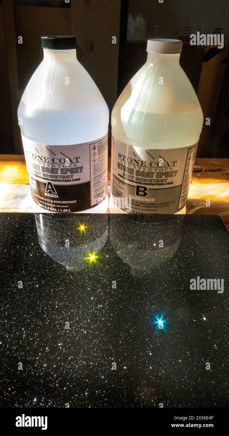 Bautheke aus 1/2 Sperrholz- und Steinbeschichtung-Epoxid mit schwarzen Galaxienfunkeln. Cary, North Carolina. Stockfoto