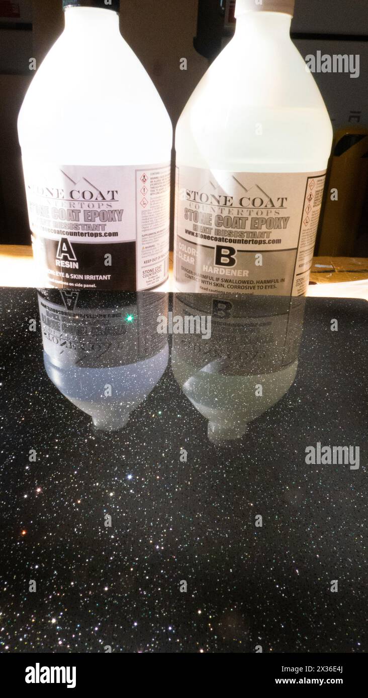 Bautheke aus 1/2 Sperrholz- und Steinbeschichtung-Epoxid mit schwarzen Galaxienfunkeln. Cary, North Carolina. Stockfoto