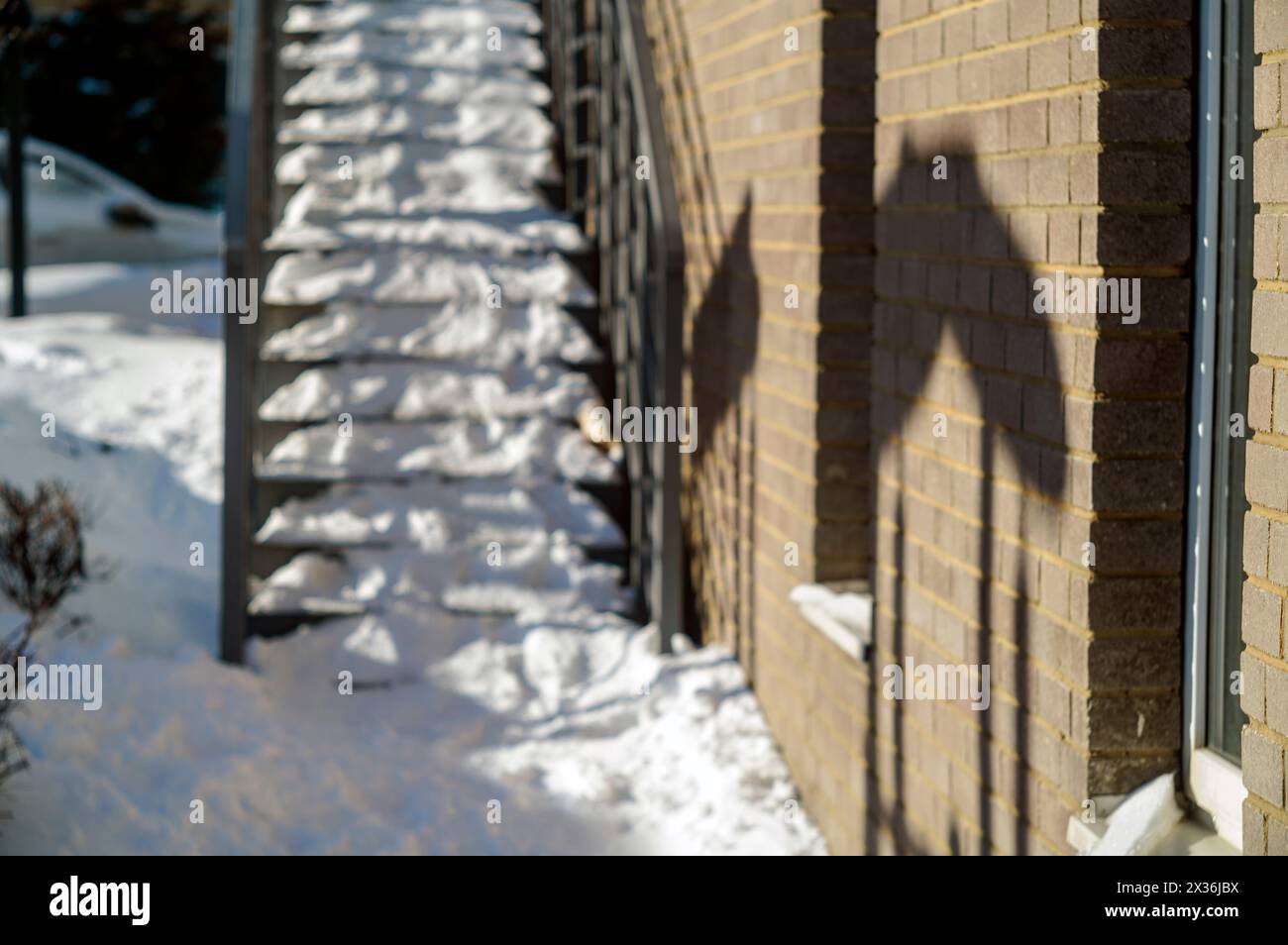 Eine schneebedeckte Treppe, Fokus im Vordergrund, urbane Szene Stockfoto