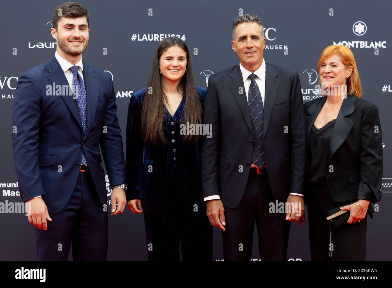 Madrid, Spanien. April 2024. Miguel Indurain (2R) und seine Familie posieren auf dem roten Teppich während der Verleihung der Laureus World Sports Awards 2024 im Palacio de Cibeles in Madrid. Quelle: SOPA Images Limited/Alamy Live News Stockfoto