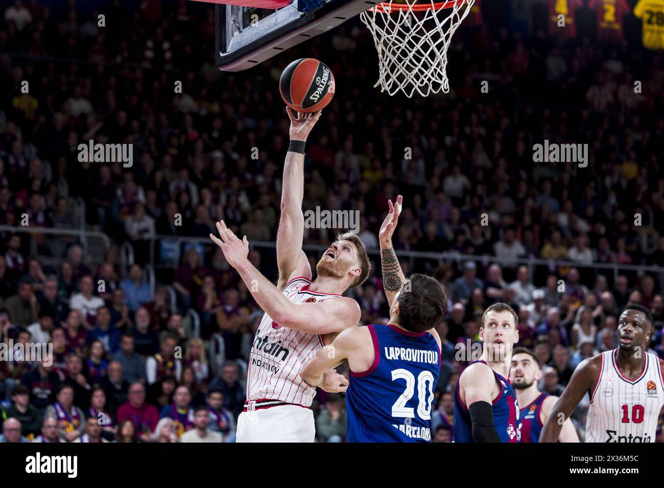 Thomas Walkup von Olympiacos während des Basketballspiels der Turkish Airlines EuroLeague zwischen dem FC Barcelona und Olympiacos Piräus am 24. April 2024 im Palau Blaugrana in Barcelona, Spanien Stockfoto