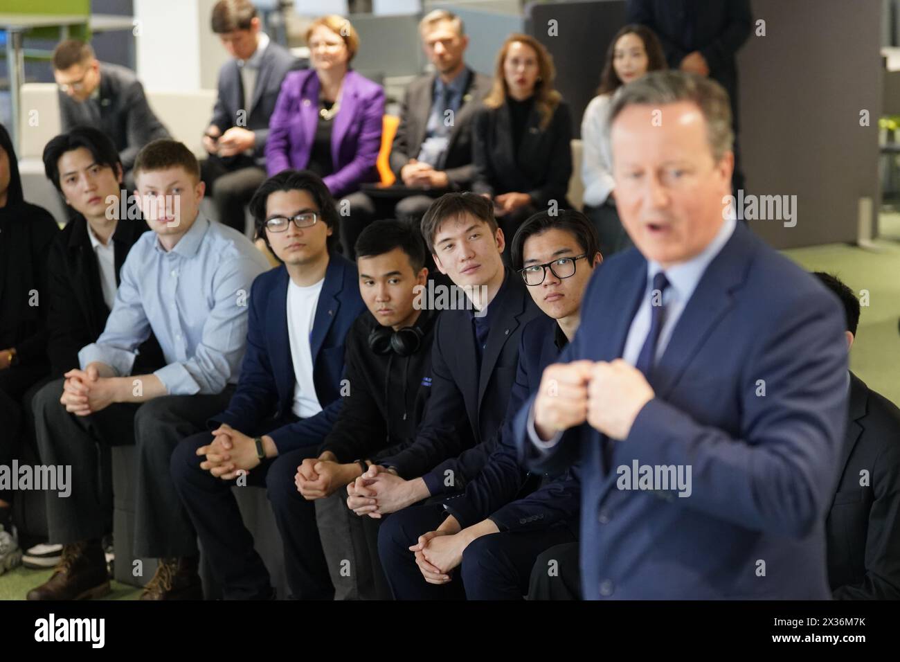 Außenminister Lord David Cameron spricht während eines Fragebogens mit Studenten an der Astana IT University in Kasachstan während seiner fünftägigen Tour durch Zentralasien. Bilddatum: Donnerstag, 25. April 2024. Stockfoto