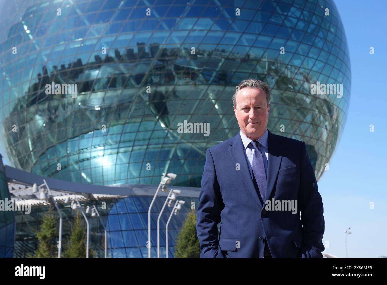 Außenminister Lord David Cameron posiert für ein Foto vor der Astana IT-Universität in Kasachstan während seiner fünftägigen Tour durch Zentralasien. Bilddatum: Donnerstag, 25. April 2024. Stockfoto