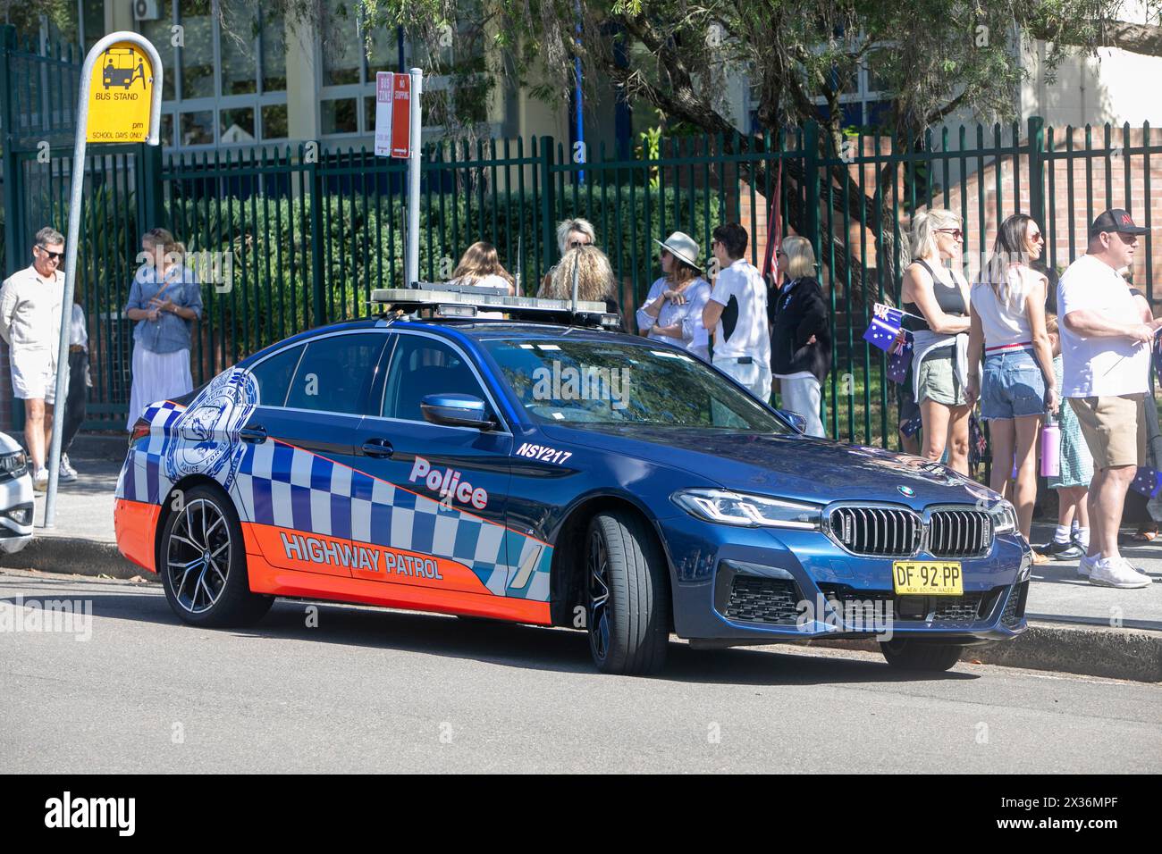 ANZAC Day 2024, Sydney BMW Police Highway Patrol Car, Teil der märzparade in Sydney Vorort Avalon Beach, NSW, Australien Stockfoto