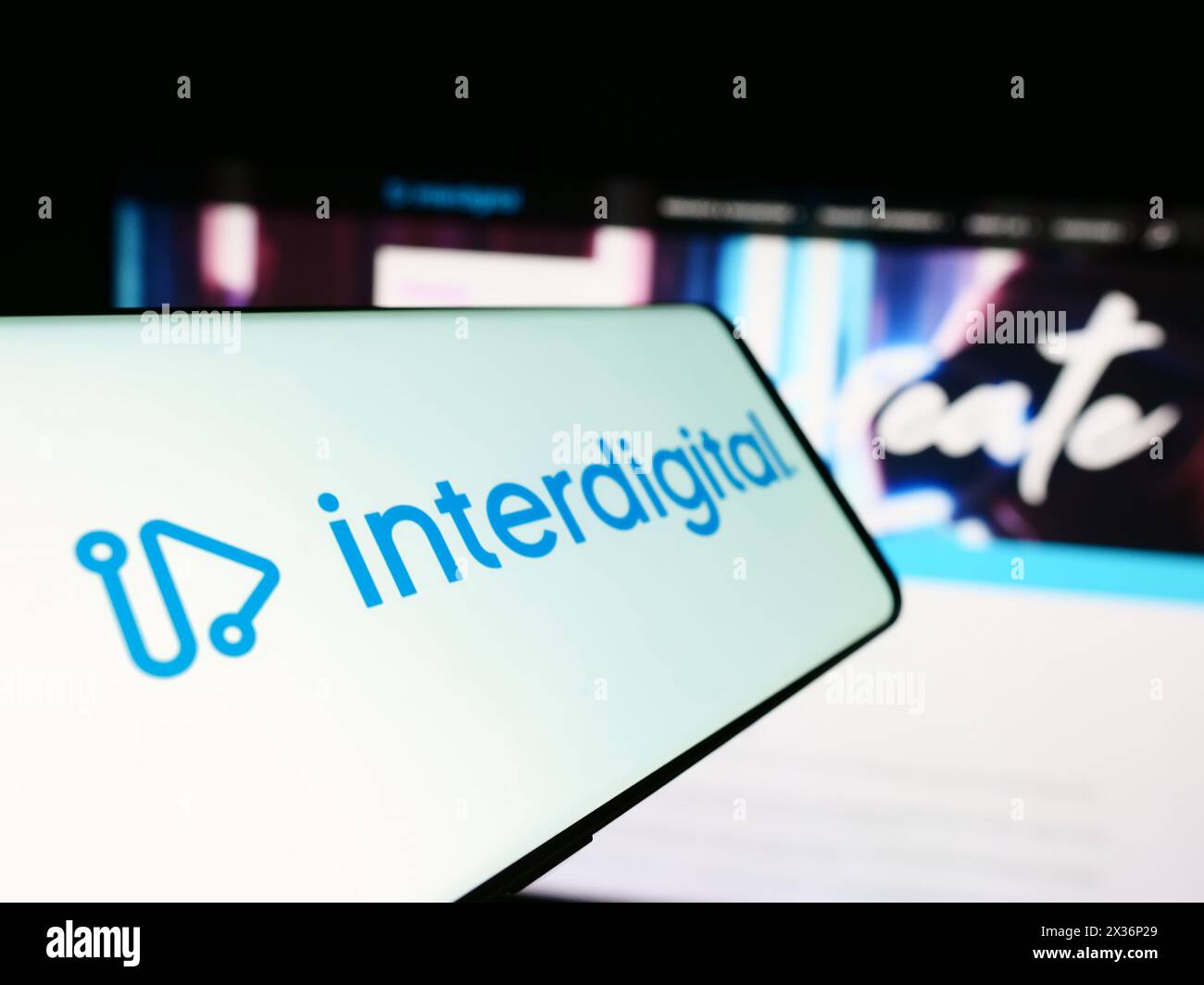 Mobiltelefon mit Logo des amerikanischen Technologieunternehmens Interdigital Inc. Vor der Business-Website. Fokussieren Sie sich auf die linke Mitte des Telefondisplays. Stockfoto