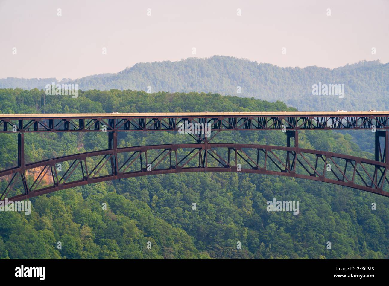 Die New River Gorge Bridge, eine Stahlbogenbrücke, 3.030 Meter lang über die New River Gorge bei Fayetteville, West Virginia, in den Appalachen, Stockfoto