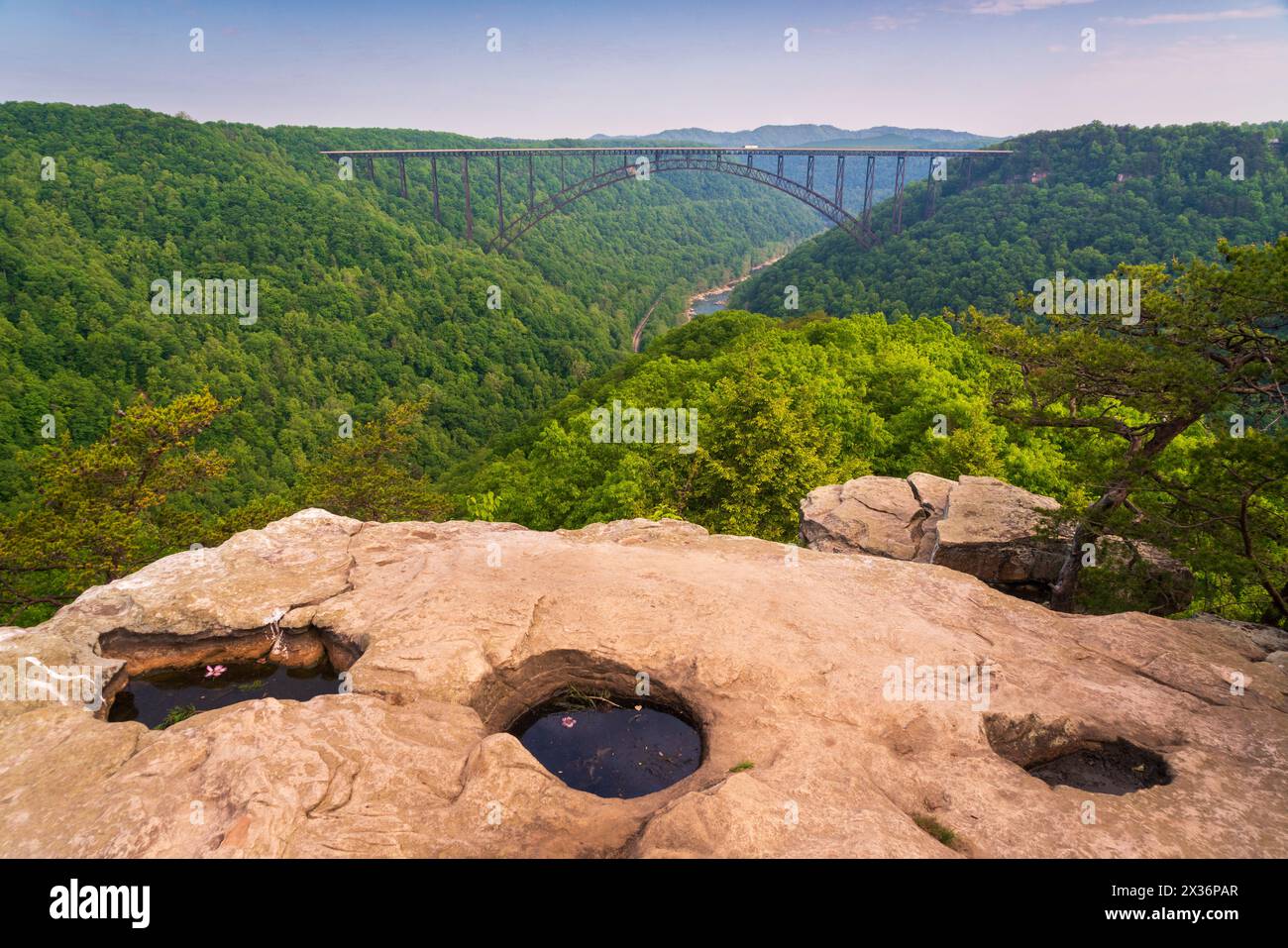 Die New River Gorge Bridge, eine Stahlbogenbrücke, 3.030 Meter lang über die New River Gorge bei Fayetteville, West Virginia, in den Appalachen, Stockfoto