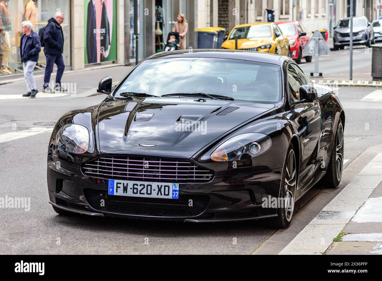 Black Aston Martin DBS Superleggera Sportwagen - Tours, Indre-et-Loire (37), Frankreich. Stockfoto
