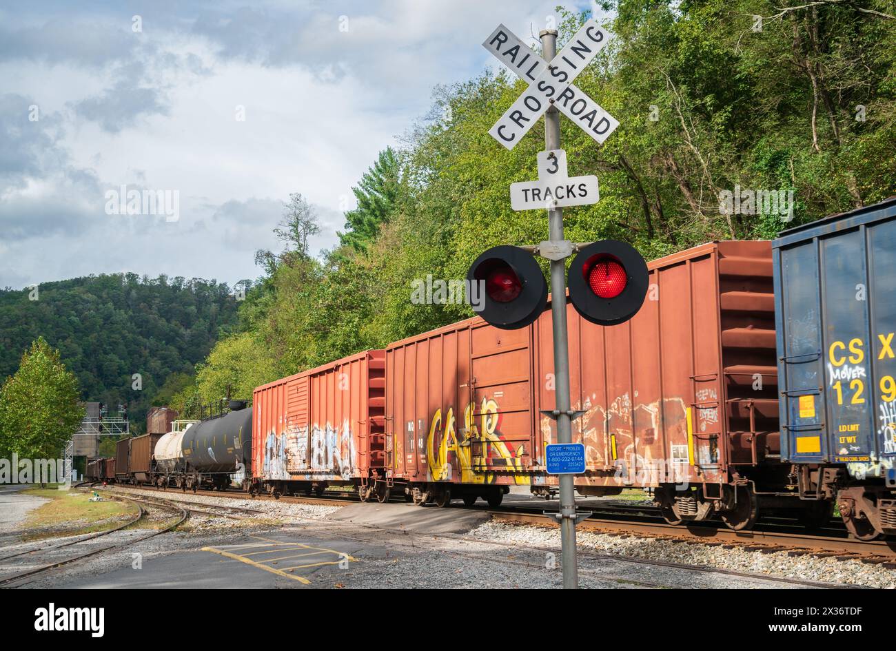 Ein Zug fuhr durch die Boomtown Thurmond im Fayette County, West Virginia, USA Stockfoto