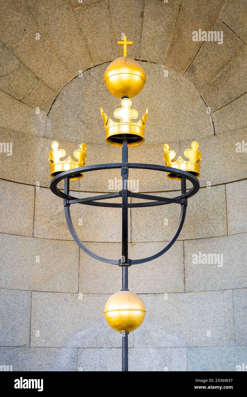 Das Emblem von drei Kronen, das das schwedische Nationalsymbol darstellt, steht im Tre Kronor Museum in Stockholm und steht für das historische Königtum und Erbe. Schweden Stockfoto