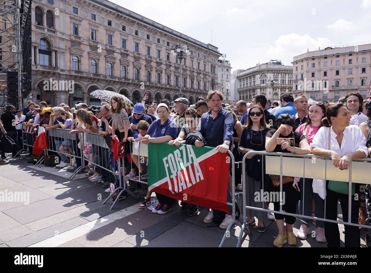 Mailand, Italien, 14 Giugno, 2023. Die Menge, die an der Staatsbeerdigung des ehemaligen italienischen Premierministers Silvio Berlusconi teilnahm, der am 12. Juni 2023 im Krankenhaus San Raffaele in Mailand starb.die Beerdigung, die im Inneren des Mailänder Doms gefeiert wurde, wurde live auf den Maxi-Bildschirmen übertragen, die auf dem Platz für die Öffentlichkeit eingerichtet wurden.Mailand, Italien, 14. Juni 2023. La folla che assiste ai Funerali di Stato dell’ex Presidente del Consiglio dei ministri della Repubblica Italiana Silvio Berlusconi, morto il 12 giugno 2023 all’Ospedale San Raffaele di Milano.i funerali, celebrati all’interno del Duomo di Milano, sono Stockfoto