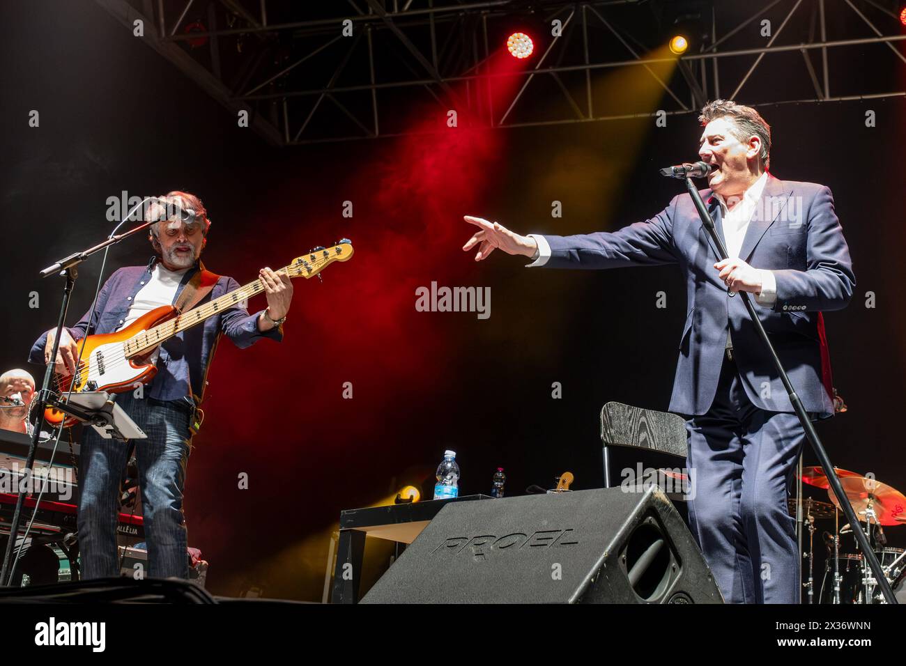 Mantua, Italien. April 2024. Tony Hadley, Künstlername von Anthony Patrick Hadley, singt auf der Bühne während seines Live-Auftritts für „Mad About You“ mit der Fabulous TH Band European Tour im PalaUnical Theatre in Mantua, Italien, am 24. April 2024. (Foto: Roberto Tommasini/NurPhoto) Credit: NurPhoto SRL/Alamy Live News Stockfoto