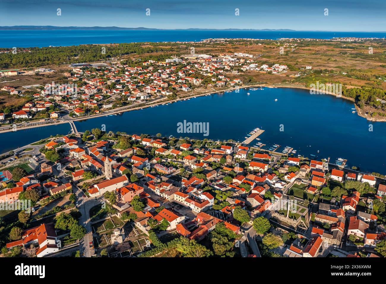 Nin, Kroatien - Panoramablick auf die historische Stadt und die kleine Insel Nin mit blauem Adria an einem sonnigen Sommermorgen in Dalmatien Stockfoto