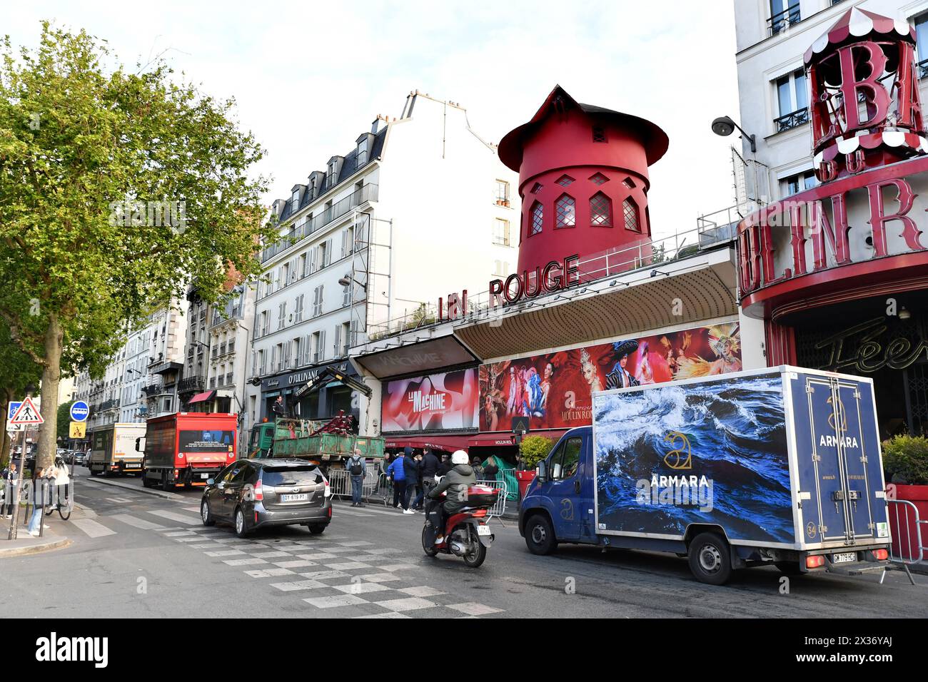 Die Flügel des berühmten Moulin Rouge von Montmartre fielen in der Nacht vom 25. April 2024 auf den Place Blanche, Paris, Frankreich Stockfoto