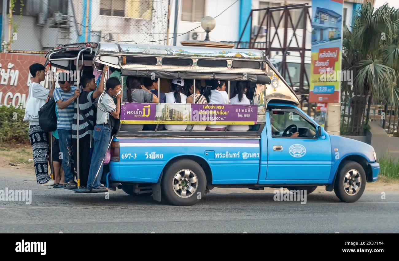 BANGKOK, THAILAND, 10. März 2024, Menschen werden in einem gemeinsamen Taxi abgeholt - Songthaew Stockfoto