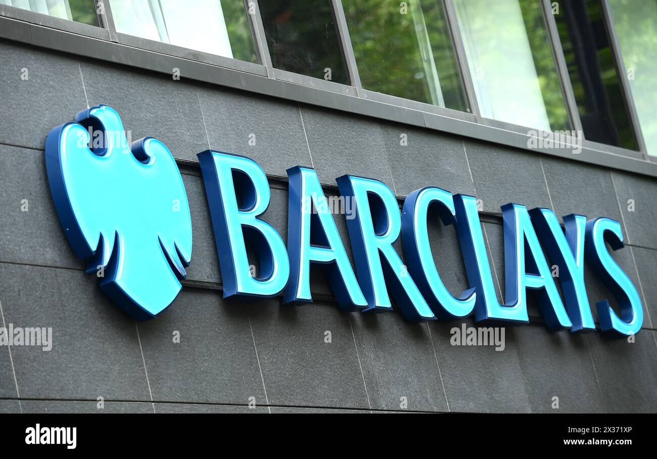Aktenfoto vom 18. Januar 07/18 mit einer allgemeinen Ansicht der Barclays Bank in London. Die High Street Bank meldete zu Jahresbeginn geringere Gewinne, da Hypothekarkredite und Einlagen einbrachen. Die Zahlen sind um 12 % niedriger als die 2,6 Milliarden Pfund, die letztes Jahr gemeldet wurden. Ausgabedatum: Mittwoch, 18. Juli 2018. Stockfoto