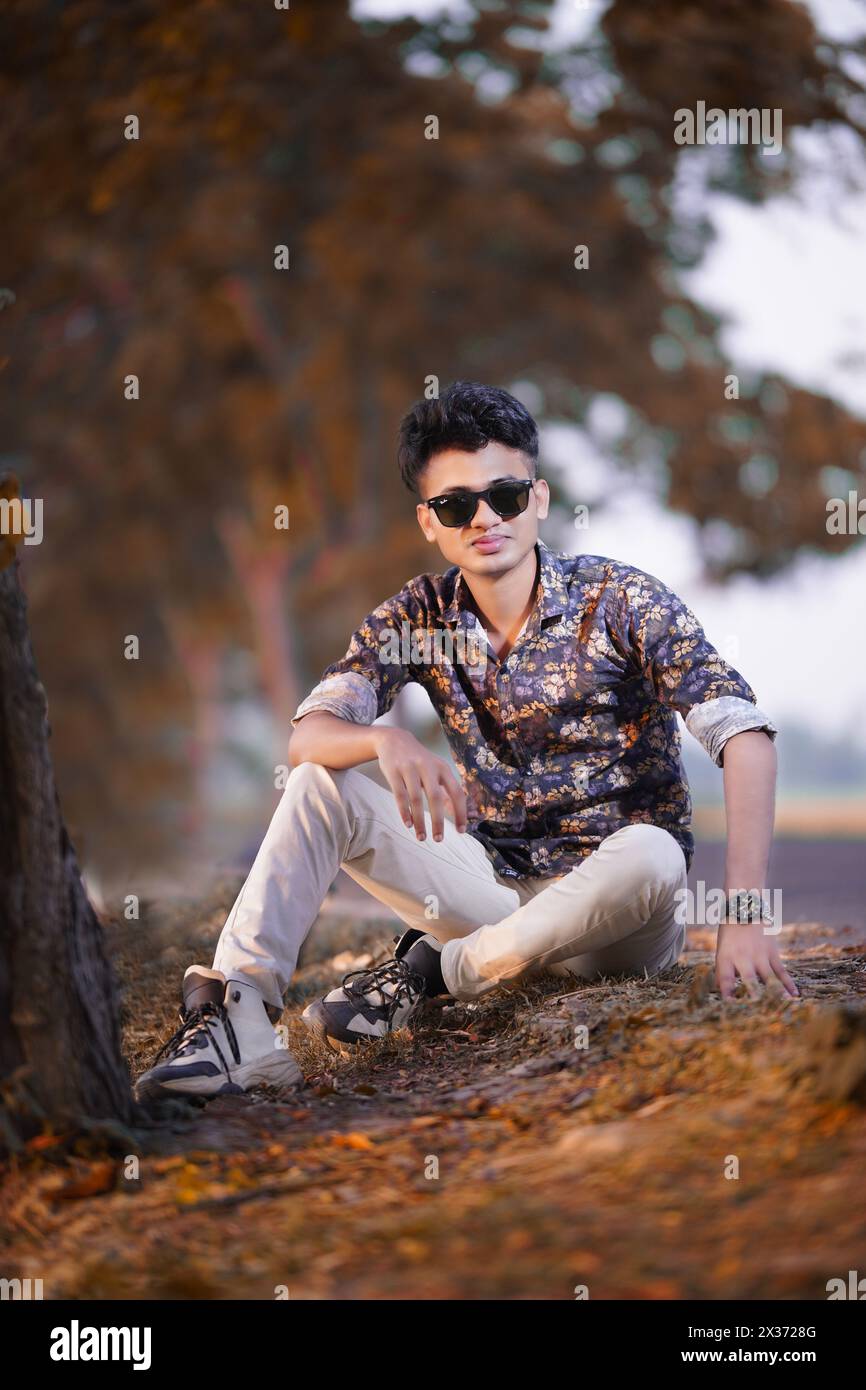 700+ Best Boy Poses & Style Ideas Hi-Res Bild Download | neue Fotoshootings stylische Pose Ideen für Jungen | kostenlose Stockfotos auf Alamy herunterladen Stockfoto