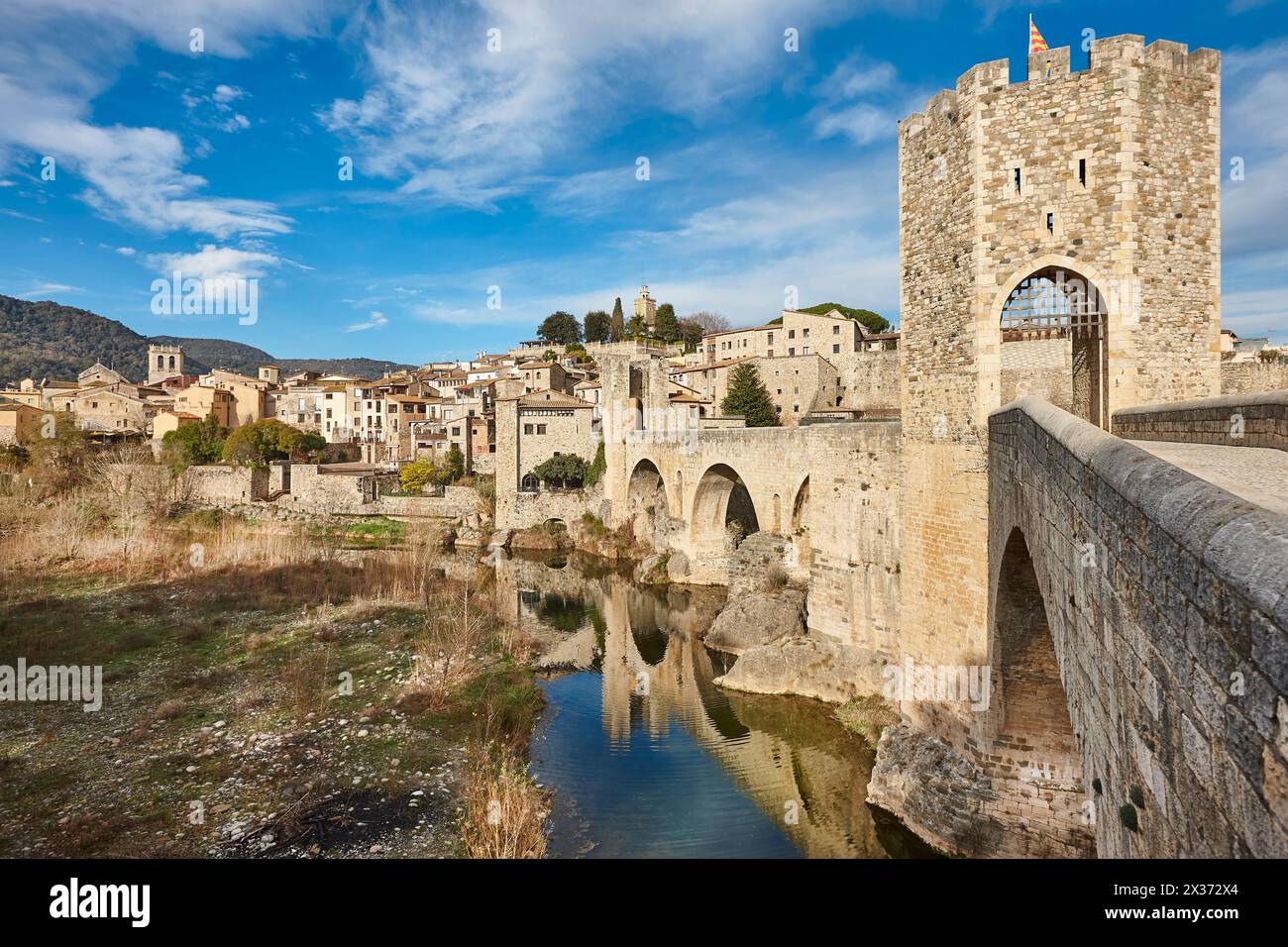 Mittelalterliches Dorf Besalu. Steinbrücke. Emporda. Girona, Spanien Stockfoto