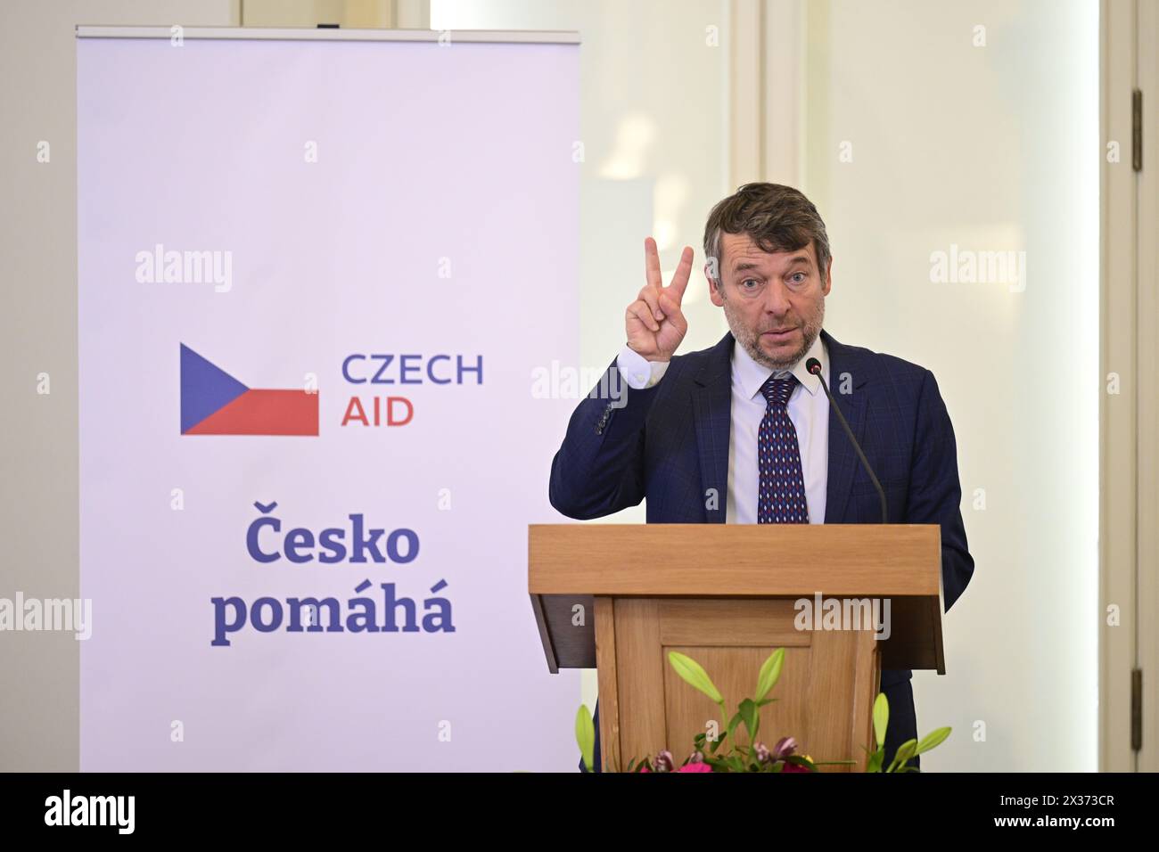 Prag, Tschechische Republik. April 2024. Simon Panek, Direktor für Menschen in Not, Gesten beim ersten nationalen Entwicklungstag im Außenministerium in Prag, Tschechische Republik, 25. April 2024. Der erste nationale Entwicklungstag bietet einen Treffpunkt für Vertreter der Öffentlichkeit, der gemeinnützigen Organisationen, des privaten und akademischen Sektors. Vertreter der Regierung, des parlaments und der Medien nehmen an Diskussionen über Bedeutung und Nutzen des Auslandseinsatzes der Tschechischen Republik Teil. Quelle: Roman Vondrous/CTK Photo/Alamy Live News Stockfoto