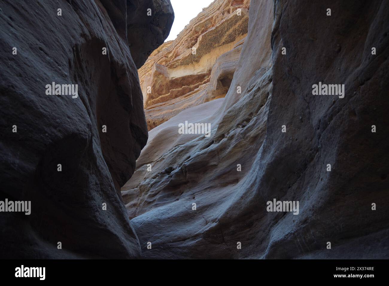 Steine mit misterilem Sonnenlicht im Red Canyon, Israel, nahe Eilat Stockfoto