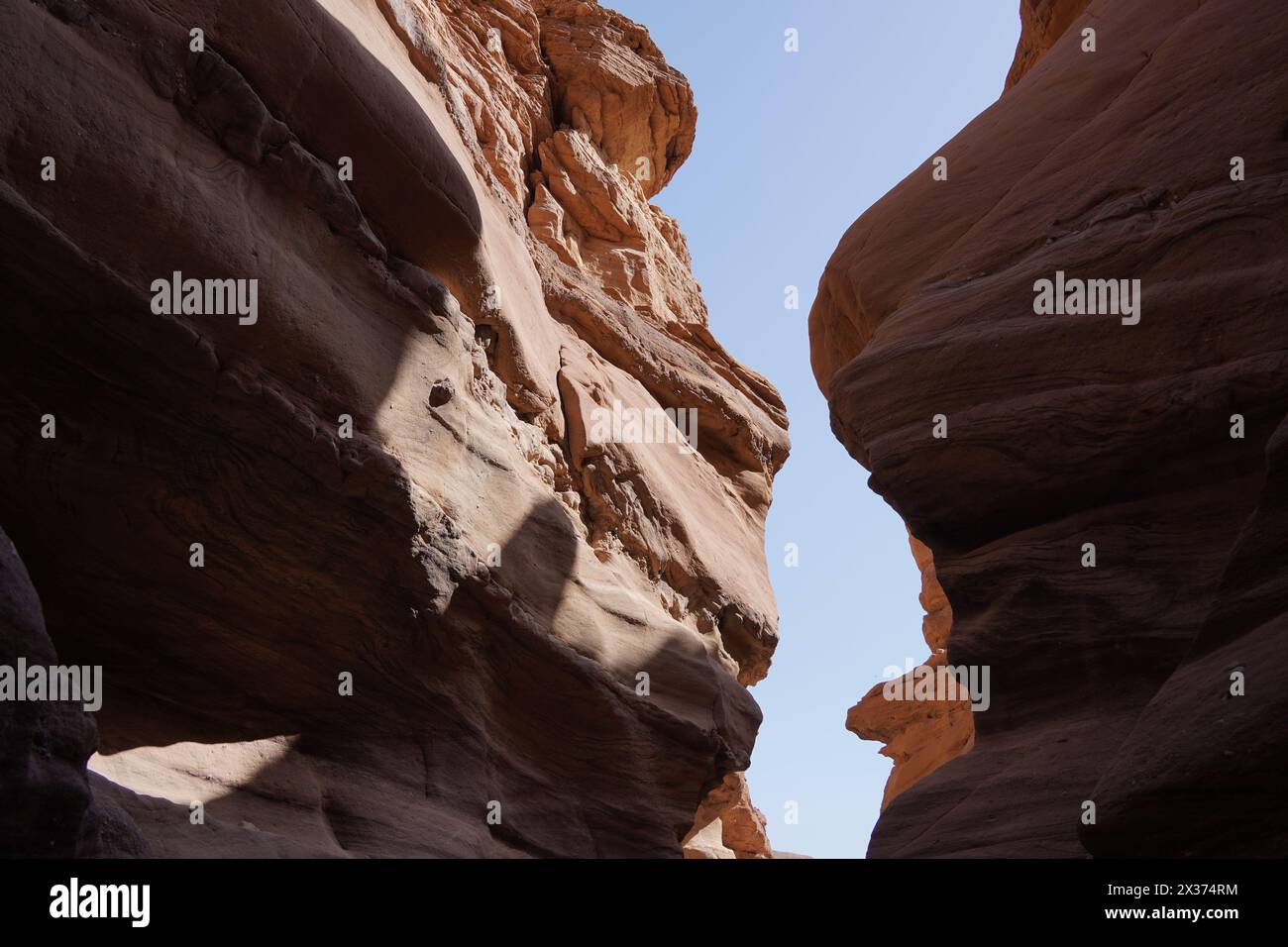 Steine mit misterilem Sonnenlicht im Red Canyon, Israel, nahe Eilat Stockfoto