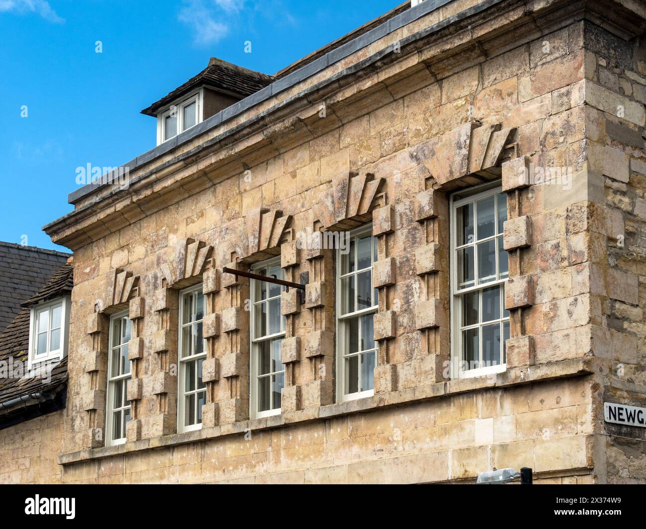 Das gestufte rustikale Schiebefenster umgibt das Old Stag & Pheasant Public House, Broad Street, Stamford, Lincolnshire, England, Großbritannien Stockfoto