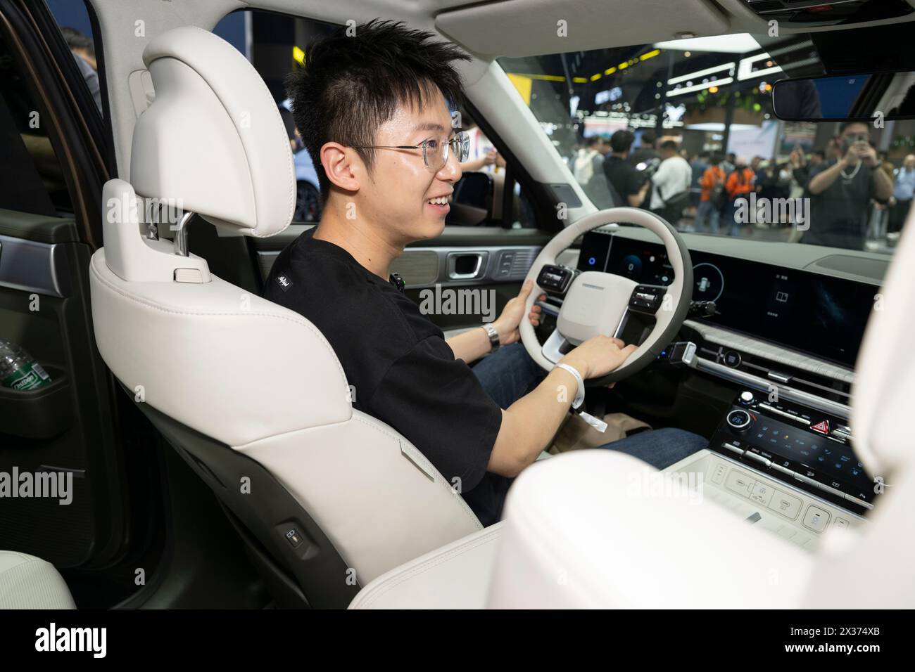 Peking, China. April 2024. Ein Besucher probiert einen Hyundai Santafe SUV aus, der 2024 auf der Pekinger Internationalen Automobilausstellung im Bezirk Shunyi, Peking, Hauptstadt Chinas, ausgestellt wurde, am 25. April 2024. Die Ausstellung wurde hier am Donnerstag eröffnet und dauert bis zum 4. Mai. Quelle: Cai Yang/Xinhua/Alamy Live News Stockfoto