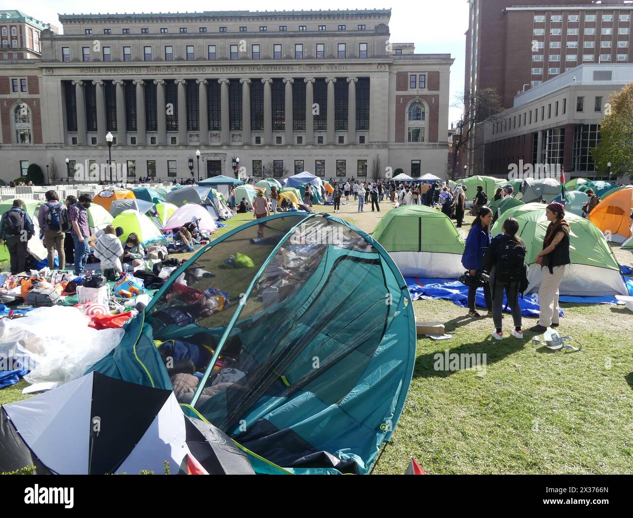 Low Plaza, Columbia University, 2970 Broadway, New York, NY 10027. April 2024. Vor dem Hintergrund eines von palästinensischen Studentendemonstratoren auf dem New Yorker Hauptplatz der Columbia University errichteten Besetzerlagers spricht der Sprecher des US-Repräsentantenhauses Mike Johnson (LA-R) an die Medien. aber seine Vernunftbotschaft gegen die grassierenden antisemitischen Darstellungen und Bedrohungen, die an zahlreichen US-Universitäten unter ähnlicher Besetzung durch Demonstrationen pro-Hamas zu sehen sind, wird von einer zunehmend widerstrebenden und feindseligen Menge übertönt. ©Julia Mineeva/EGBN TV News/Alamy Live News Stockfoto