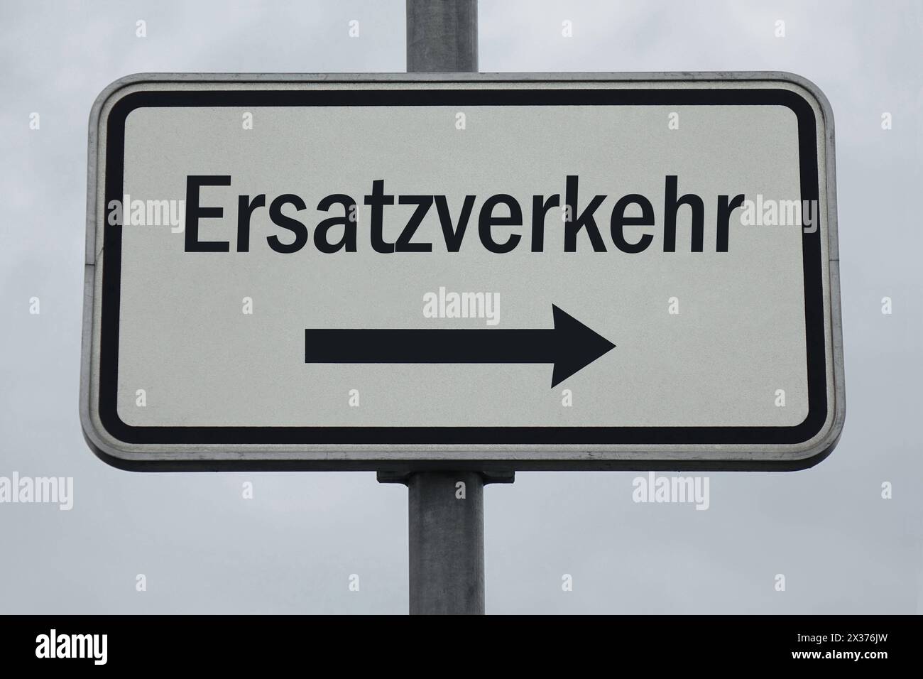 Schild mit Ersatzverkehr Schild mit Ersatzverkehr, 25.04.2024, Borkwalde, Brandenburg, auf einem Schild steht der Schriftzug Ersatzverkehr. *** Schild mit Ersatz-Verkehrsschild mit Ersatzverkehr, 25 04 2024, Borkwalde, Brandenburg, auf einem Schild ist die Schriftart Ersatzverkehr Stockfoto Schild mit Ersatzverkehr Schild mit Ersatzverkehr, 25.04.2024, Borkwalde, Brandenburg, auf einem Schild steht der Schriftzug Ersatzverkehr. *** Schild mit Ersatz-Verkehrsschild mit Ersatzverkehr, 25 04 2024, Borkwalde, Brandenburg, auf einem Schild ist die Schriftart Ersatzverkehr Stockfoto