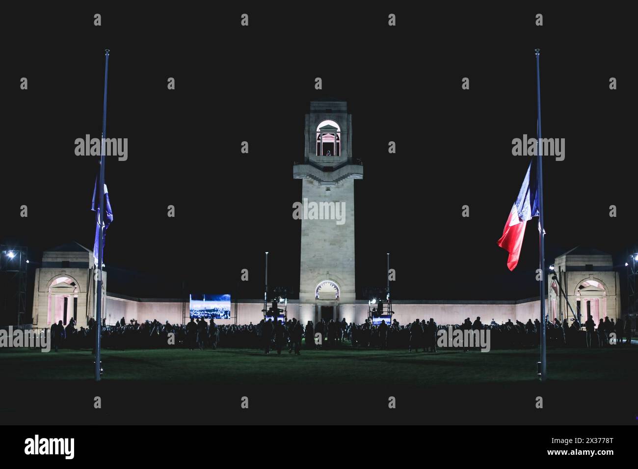 Villers Bretonneux, Frankreich. April 2024. © PHOTOPQR/LE COURRIER PICARD/Charles BURY ; Villers-Bretonneux ; 25/04/2024 ; 25/04/2024. Ceremonie annuelle de l anzac Day (australisches und neuseeländisches Armeekorps), Memorial les australiens Tombes Anhänger la Premiere guerre mondiale, au Memorial National australien, A Villers-Bretonneux (Somme). Foto Charles Bury/Courrier Picard Gedenkfeier zum Anzac Day am Australia Memorial in Villers-Bretonneux am donnerstag, 25. April 2024 Credit: MAXPPP/Alamy Live News Stockfoto