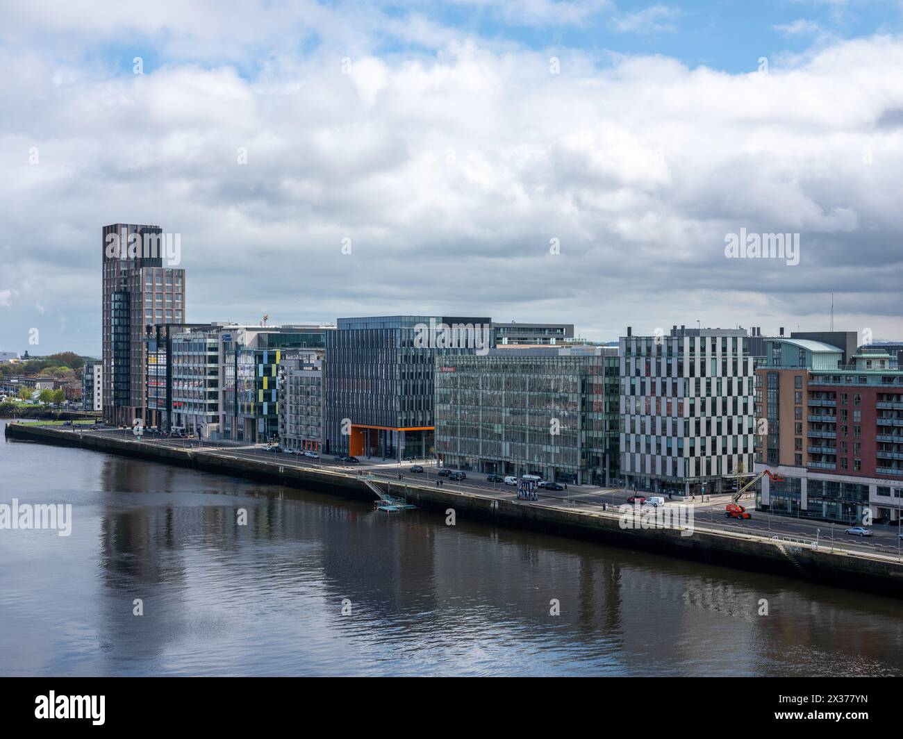 Blick auf den Fluss Liffey und moderne Bürogebäude in Dublin City Irland. Stockfoto