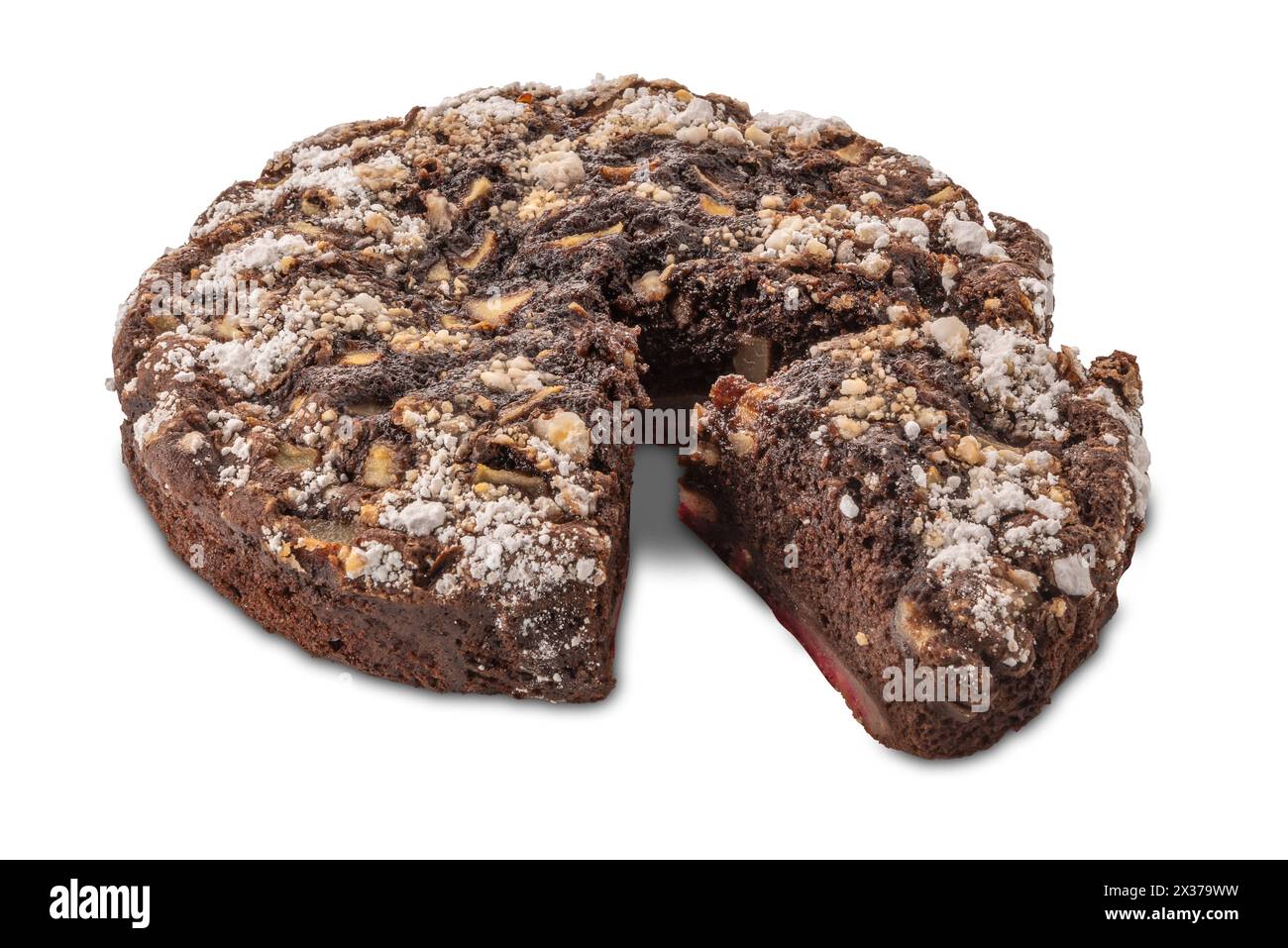 Schokoladenkuchen mit Birnen, hausgemachter Kuchen mit isolierter Scheibe auf weiß mit Schneidepfad im Preis inbegriffen Stockfoto