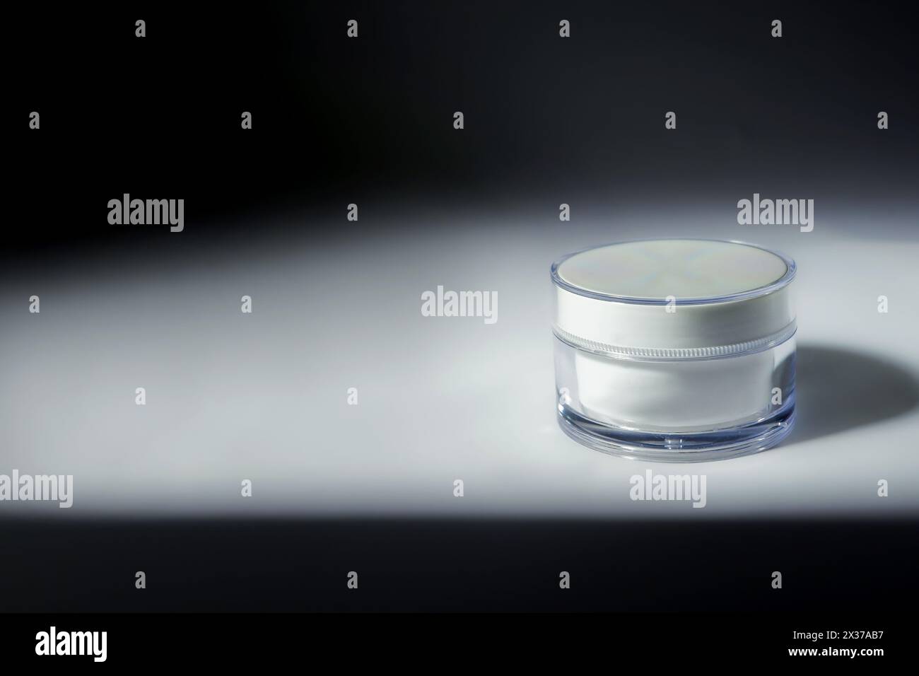 Kosmetische Creme auf einem Hintergrund mit Schatten und Copyspace Stockfoto