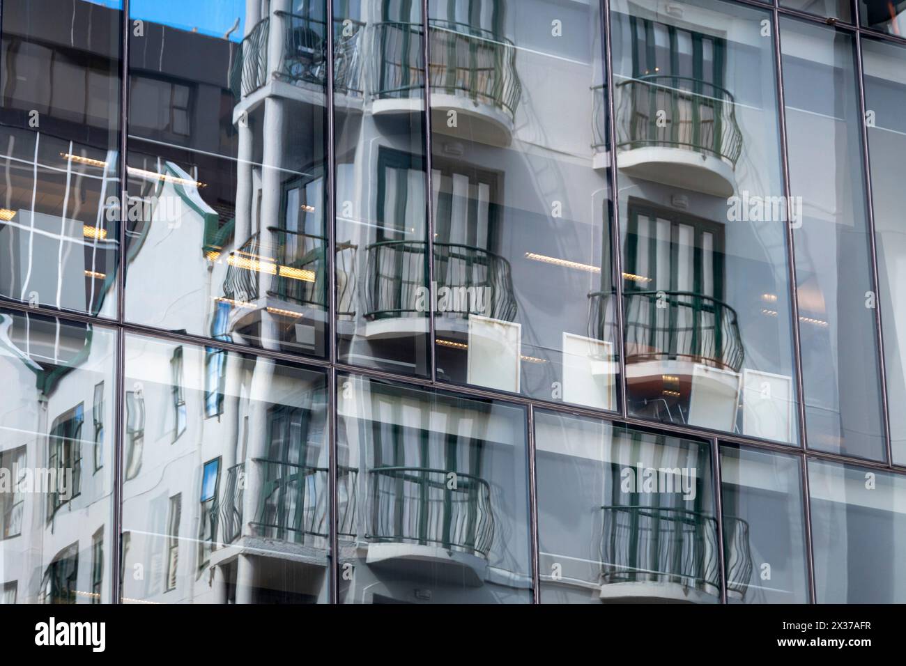 Reflexionen im Hochhaus, Wellington, Nordinsel, Neuseeland Stockfoto