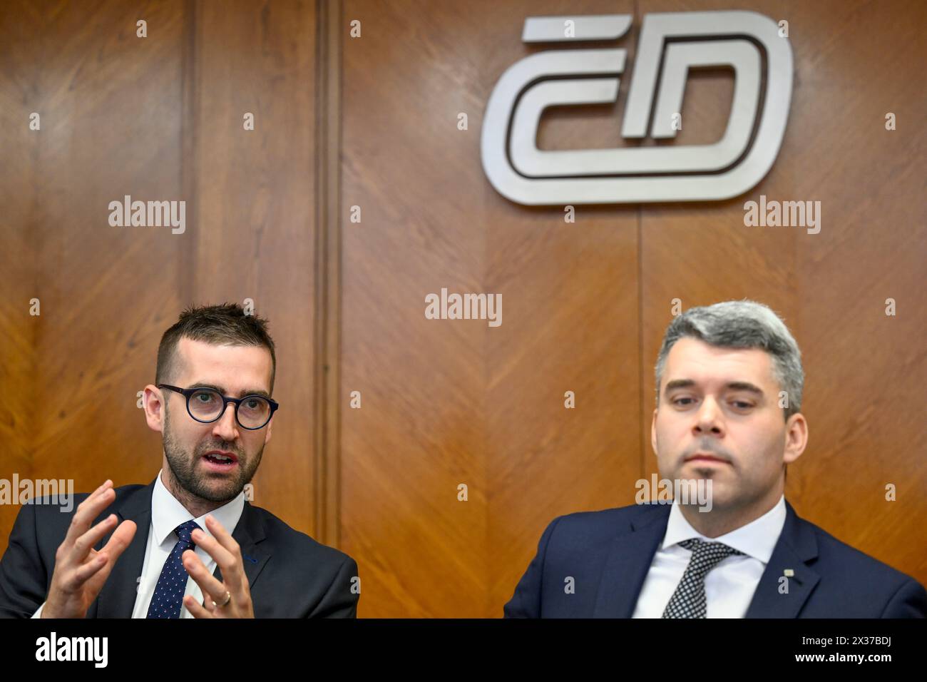 Prag, Tschechische Republik. April 2024. Ceske drahy (CD) CEO Michal Krapinec, links, und CD Cargo Vorstandsvorsitzender Tomas Toth auf der Pressekonferenz des nationalen Eisenbahnunternehmens Ceske drahy über die Finanzergebnisse der CD-Gruppe für 2023 in Prag, Tschechische Republik, 25. April 2024. Quelle: Ondrej Deml/CTK Photo/Alamy Live News Stockfoto