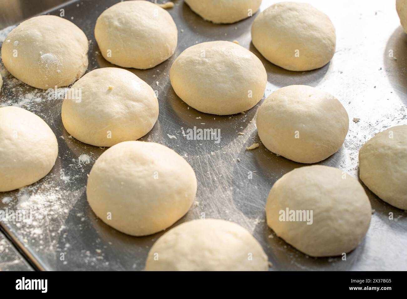 Teigzuschnitte zum Backen von Brot auf dem Produktionstisch. Ausgewählter Fokus. Hochwertige Fotos Stockfoto