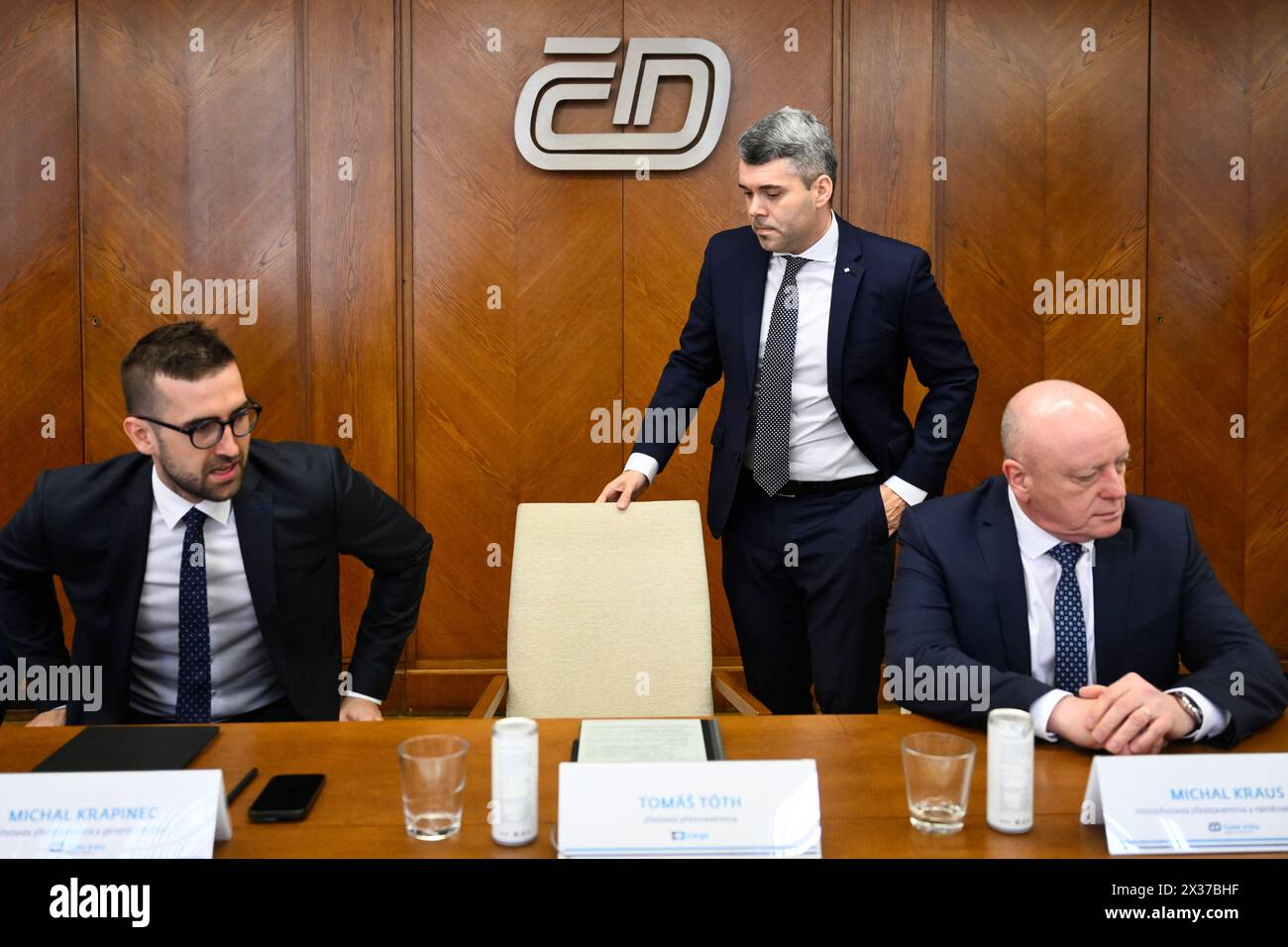 Prag, Tschechische Republik. April 2024. (L-R) Ceske drahy (CD) CEO Michal Krapinec, CD Cargo Vorstandsvorsitzender Tomas Toth und CD stellvertretender Vorstandsvorsitzender und stellvertretender Servicebeauftragter Michal Kraus auf der Pressekonferenz des nationalen Eisenbahnunternehmens Ceske drahy zum Finanzergebnis der CD-Gruppe für 2023 in Prag, Tschechien, 25. April 2024. Quelle: Ondrej Deml/CTK Photo/Alamy Live News Stockfoto