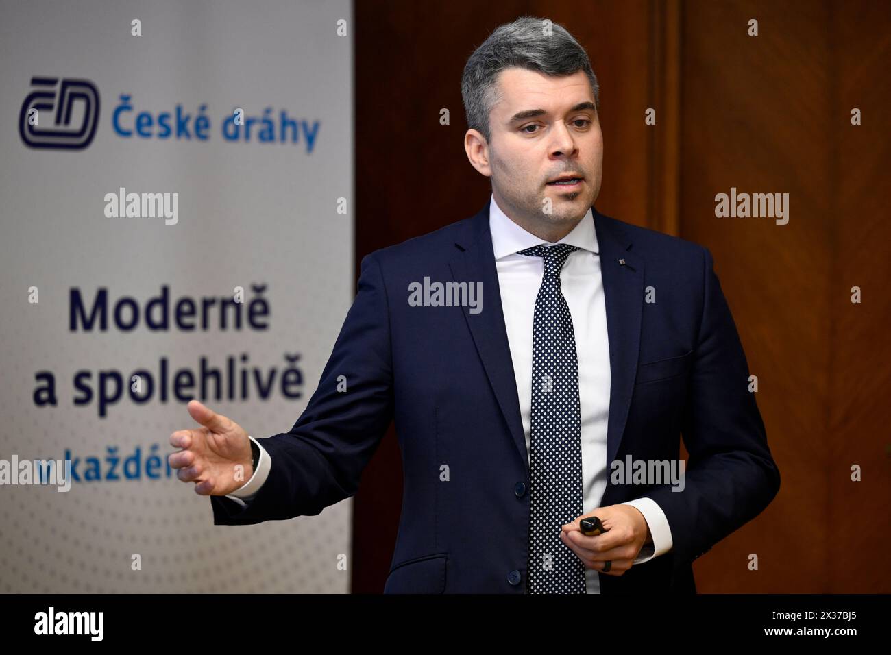 Prag, Tschechische Republik. April 2024. CD Cargo Vorstandsvorsitzender Tomas Toth auf der Pressekonferenz des nationalen Eisenbahnunternehmens Ceske drahy über die Finanzergebnisse der CD Group für 2023 in Prag, Tschechische Republik, 25. April 2024. Quelle: Ondrej Deml/CTK Photo/Alamy Live News Stockfoto