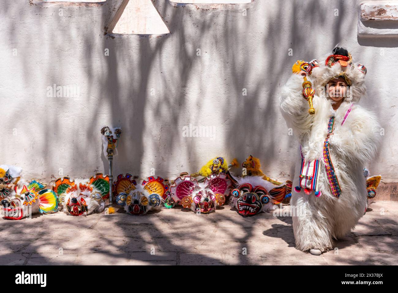 Die Karnevalsmasken standen während der Fiesta de la Virgen de la Candelaria, San Pedro de Atacama, Region Antofagasta, Chile, an Einer Kirchenmauer. Stockfoto