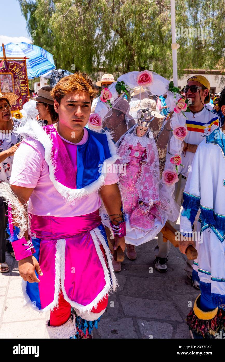 Die Einheimischen tragen während der La Fiesta de la Virgen de la Candelaria, San Pedro de Atacama, Chile, Eine Marienstatue durch die Stadt Stockfoto