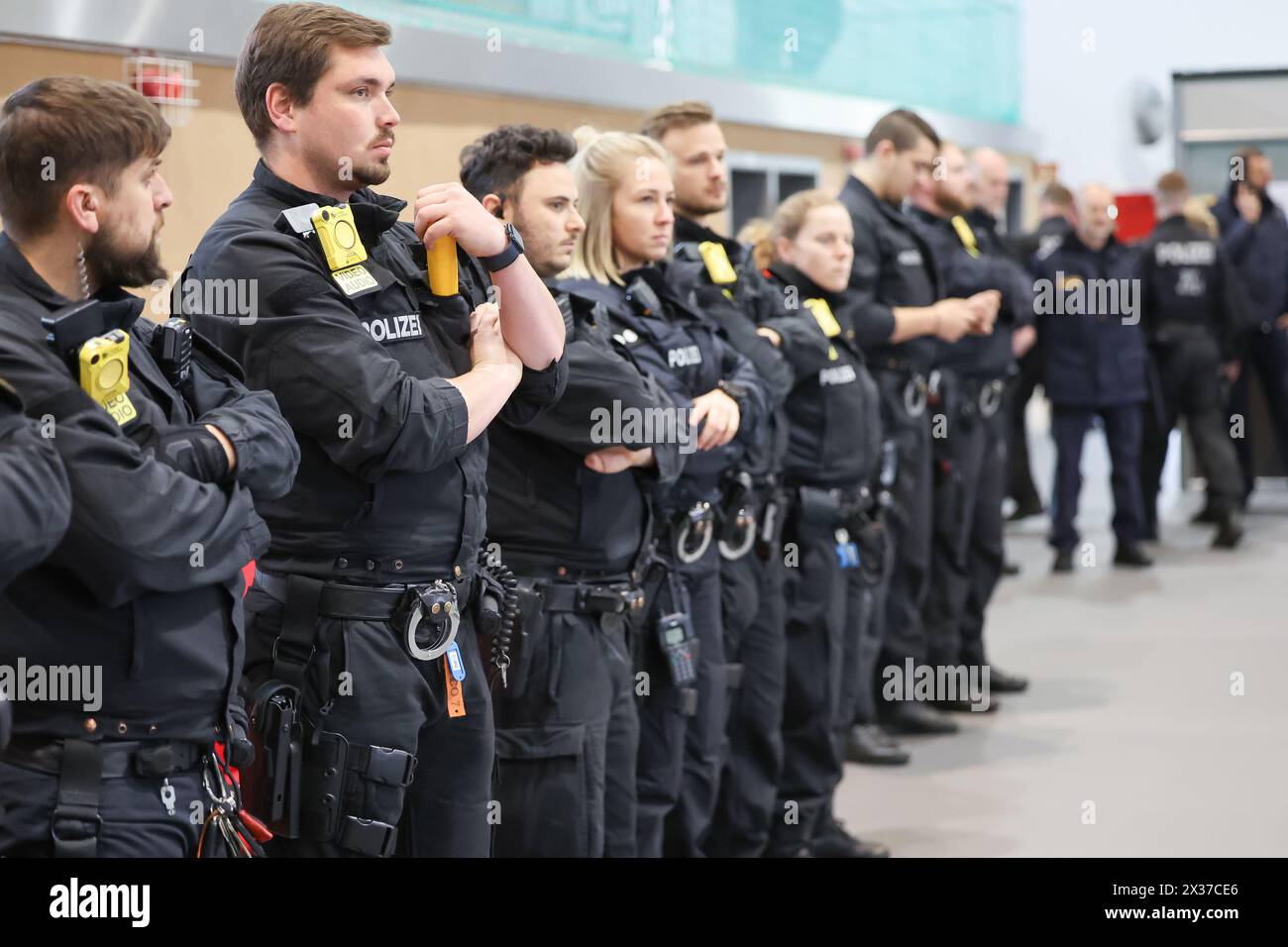 Bamberg, Deutschland. April 2024. Unter hohen Sicherheitsvorkehrungen und mit großer Polizeipräsenz beginnt der Prozess wegen Geldautomaten-Sprengungen in ganz Deutschland in der John F. Kennedy Hall in Bamberg. Die 16 Beklagten sollen in 30 Fällen zwischen 2021 und 2023 Geldautomaten in ganz Deutschland gesprengt haben, um Bargeld zu erhalten. Laut der Anklageerhebung belief sich ihre Beute auf mehr als drei Millionen Euro, der daraus resultierende Schaden betrug mehr als fünfeinhalb Millionen Euro. Für den Prozess vor dem Amtsgericht Bamberg sind mehr als 70 Prozesstage geplant. Darlegung: Daniel Löb/dpa/Alamy Live News Stockfoto