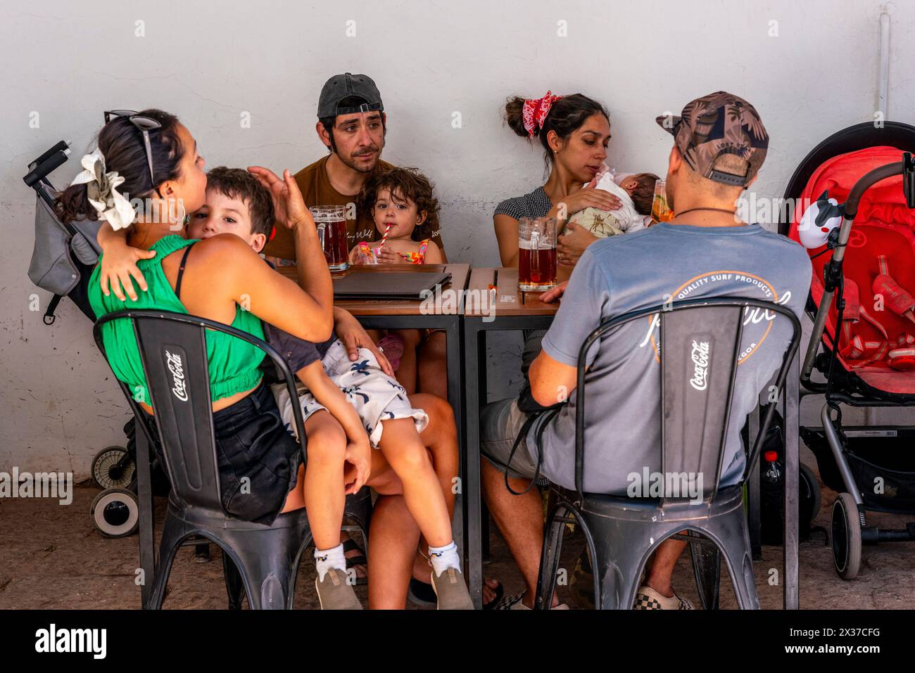 Chilenische Familien sitzen in Einem Café/Restaurant während der La Fiesta de la Virgen de la Candelaria, San Pedro de Atacama, Region Antofagasta, Chile. Stockfoto