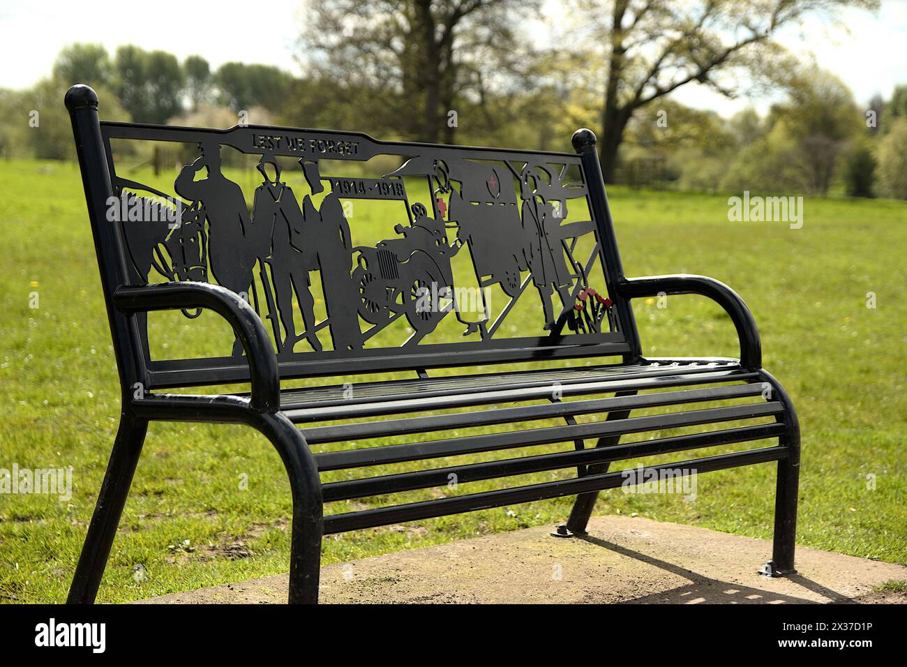 First World war Memorial Bench, Rickerby Cenotaph, Rickerby Park Carlisle, Cumbria UK. April 2024 Stockfoto