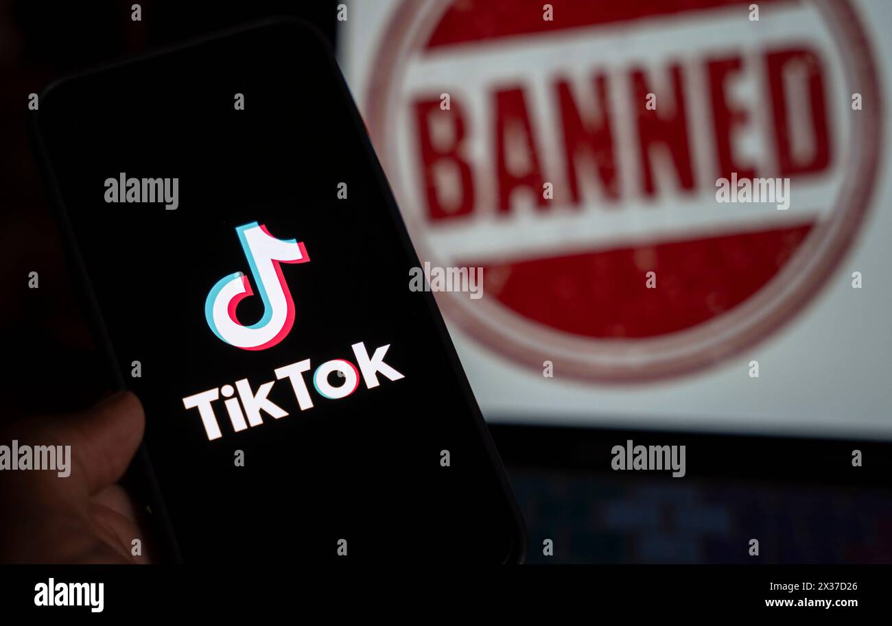 In dieser Fotoabbildung wird das Logo von TikTok auf dem Handy-Bildschirm neben dem Verbotsschild in Guwahati, Indien, angezeigt. April 2024. US-Präsident Joe Biden unterschreibt ein Gesetz, das TikTok in chinesischem Besitz verbietet, es sei denn, es wird an US-Unternehmen verkauft. Quelle: David Talukdar/Alamy Live News Stockfoto