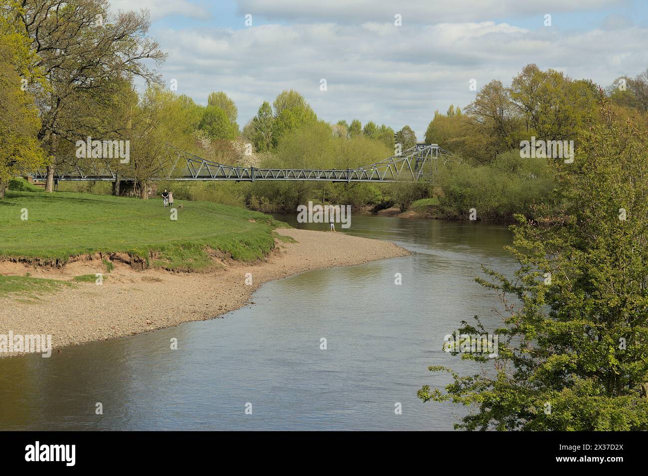Memorial Footbridge über den Fluss Eden mit Angelmöglichkeit vom Bank Rickerby Park, Carlisle, Cumbria, Großbritannien. April 2024 Stockfoto